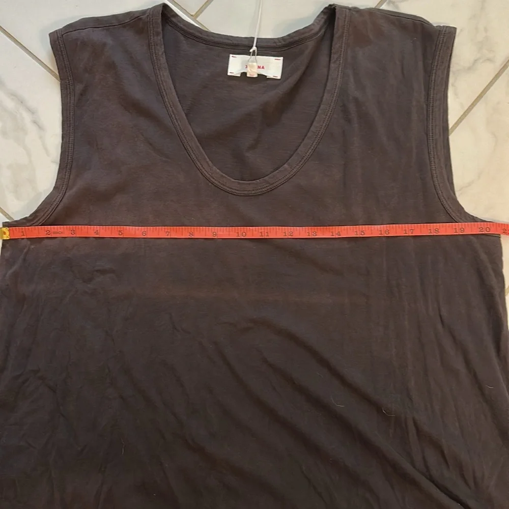 XiRENA Black Sleeveless Muscle Tee - Picture 4 of 4